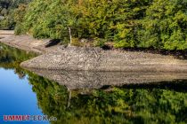 Weiter geht die Fahrt zur Staumauer - Schöne Spiegelungen in der Listertalsperre bei fast ruhigem Wasser. • © ummeteck.de - Christian Schön